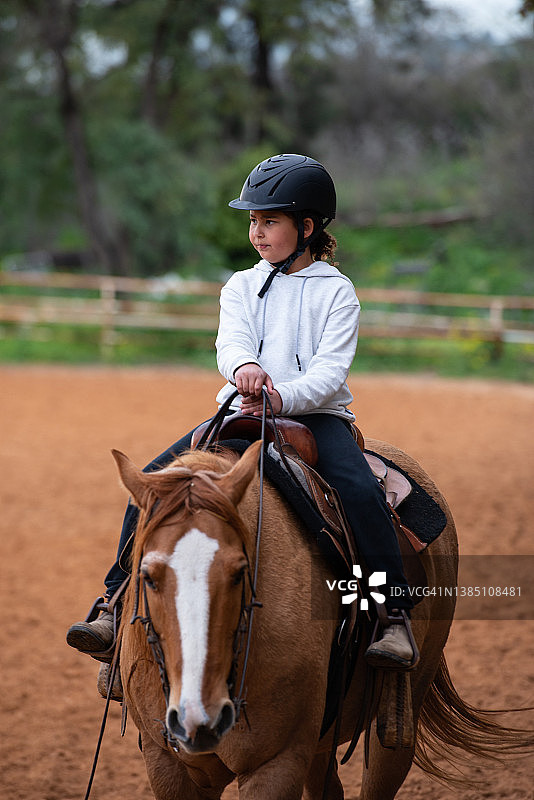 孩子享受骑马图片素材