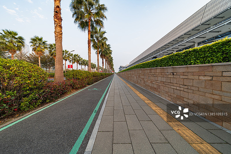 沥青自行车道和石板人行道图片素材