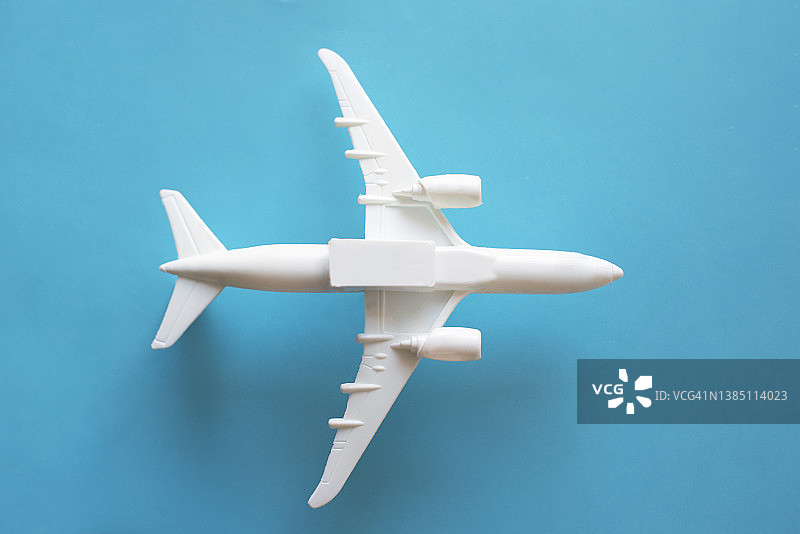 蓝色背景上的飞机图片素材