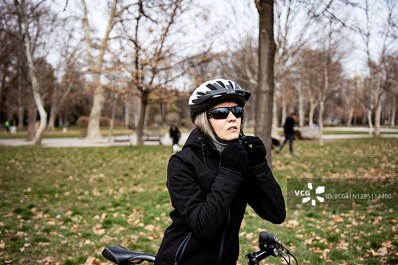 正在观望的女自行车手图片素材