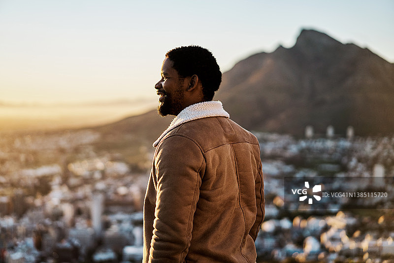 在公路旅行中欣赏风景的年轻人图片素材