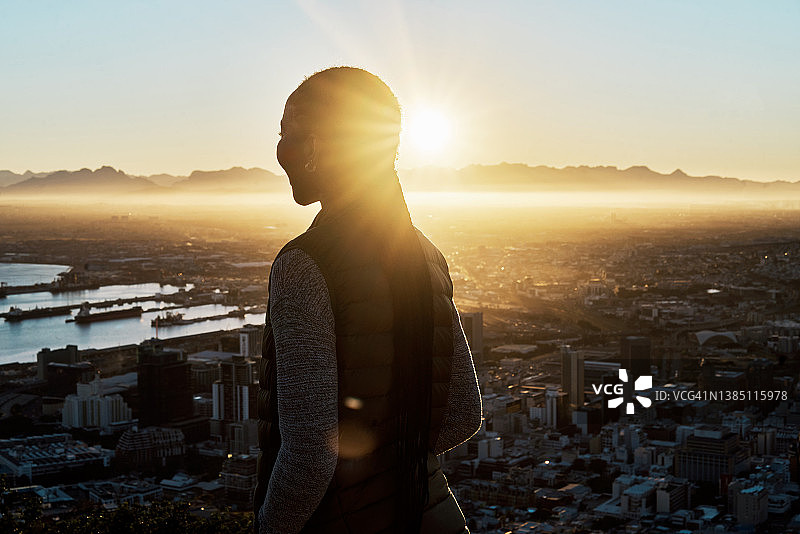 年轻女子在公路旅行中欣赏风景的镜头图片素材