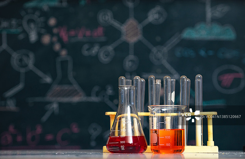 返校季用品：书籍和木质背景上的黑板图片素材