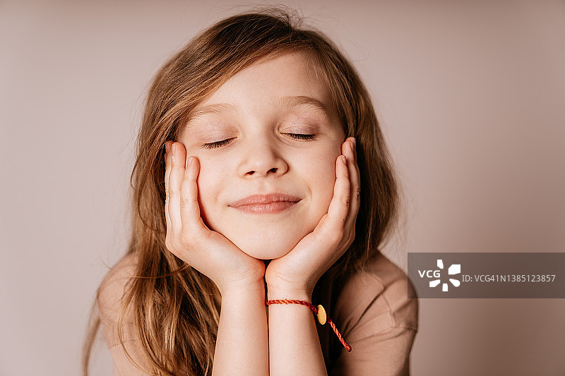 长发微笑小女孩肖像照图片素材