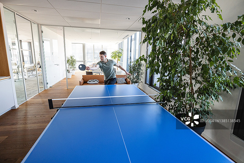 激烈的乒乓球比赛图片素材