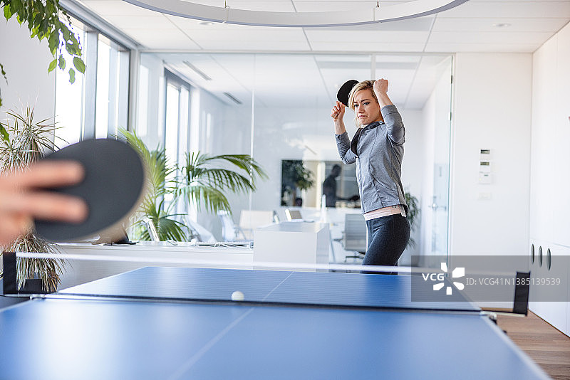 比赛失利后愤怒的女选手图片素材