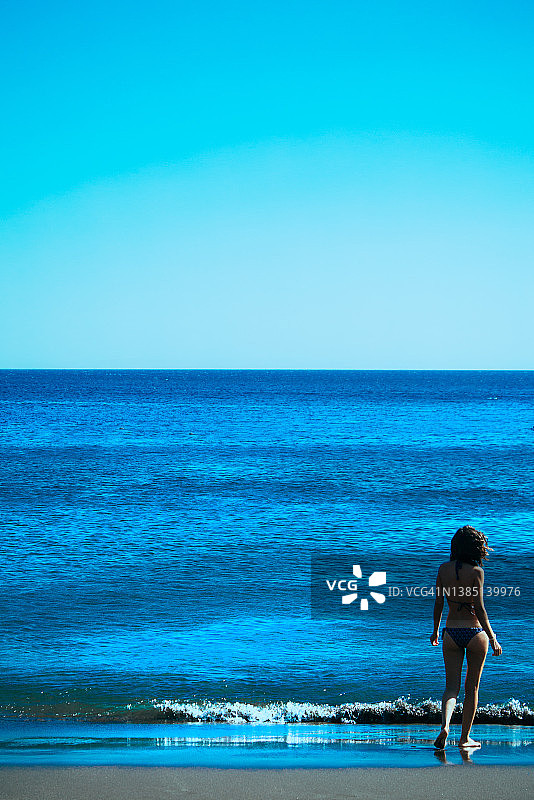 海滩岸边身穿比基尼的女人图片素材