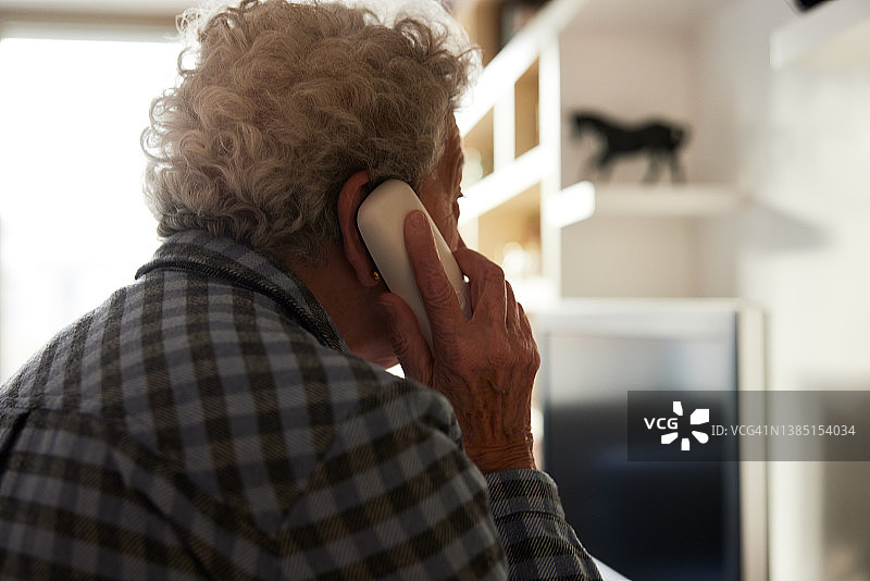 正在打电话的年长女性图片素材