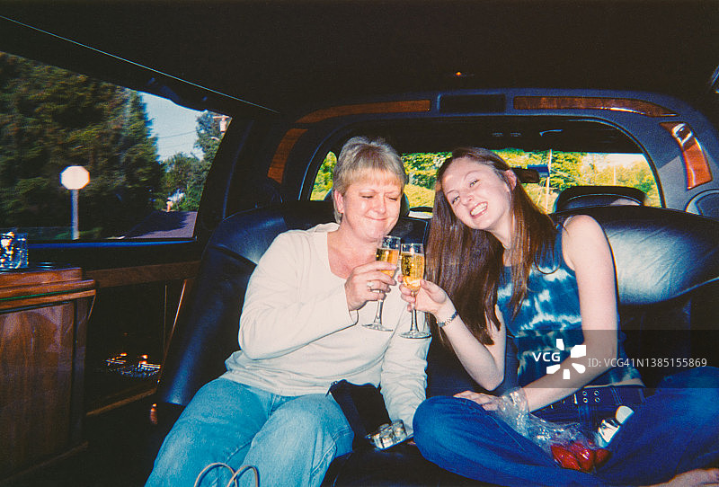 母亲节母女豪华轿车复古Y2K千禧年代风图片素材