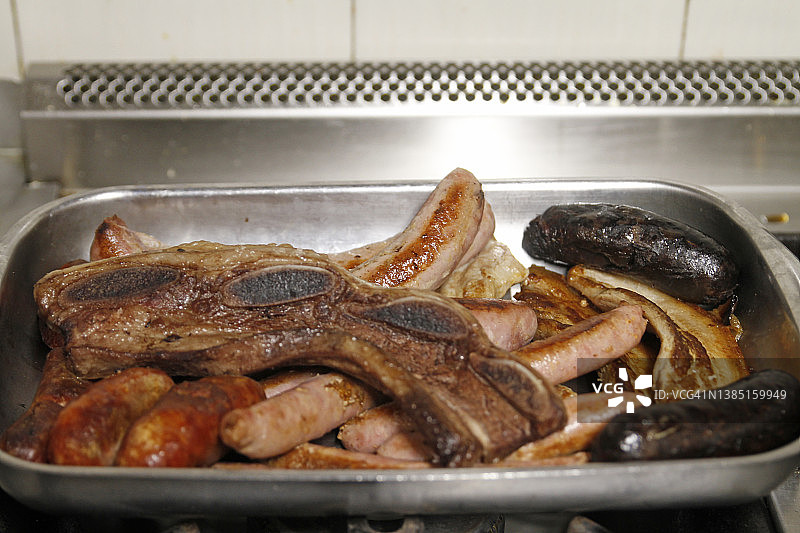 烤肉架上的烤牛肋骨和香肠图片素材