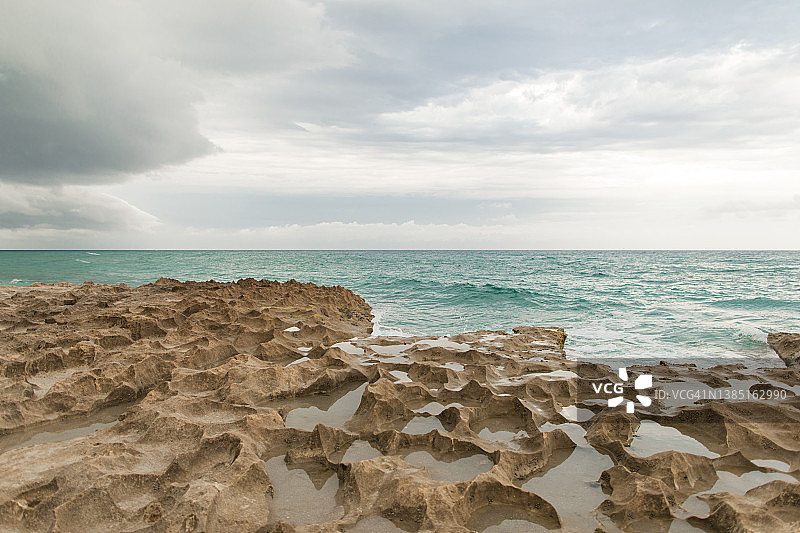 南佛罗里达辛格岛海滩日落时的珊瑚岩海岸线图片素材
