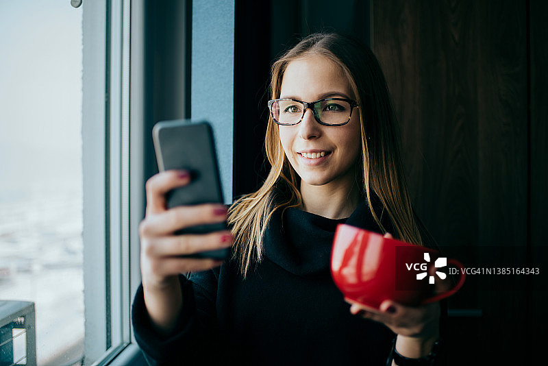 女人在家使用手机图片素材