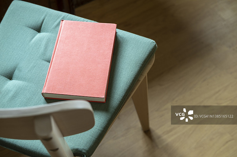 带绿色垫子的木椅图片素材