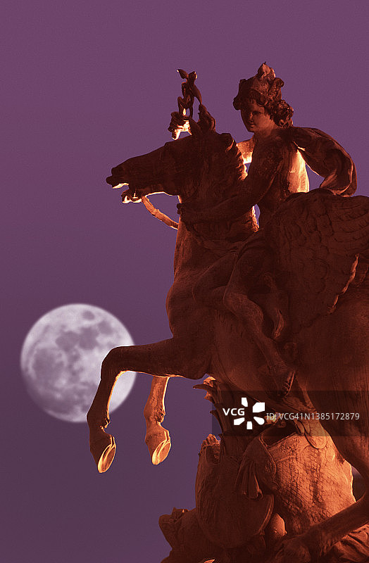 黄昏时分的雕像图片素材