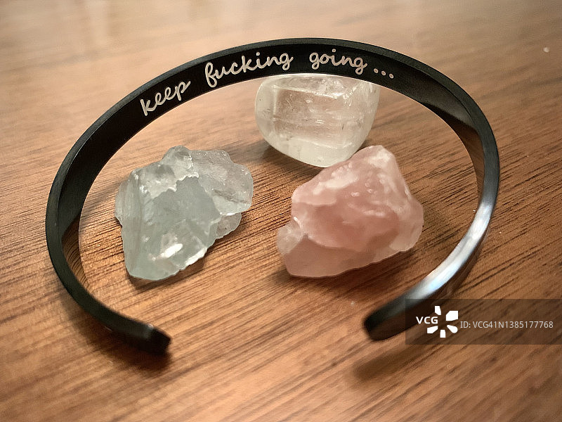 木桌上的手镯和水晶图片素材