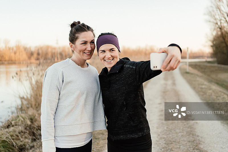 两个朋友在春季跑步锻炼后自拍图片素材