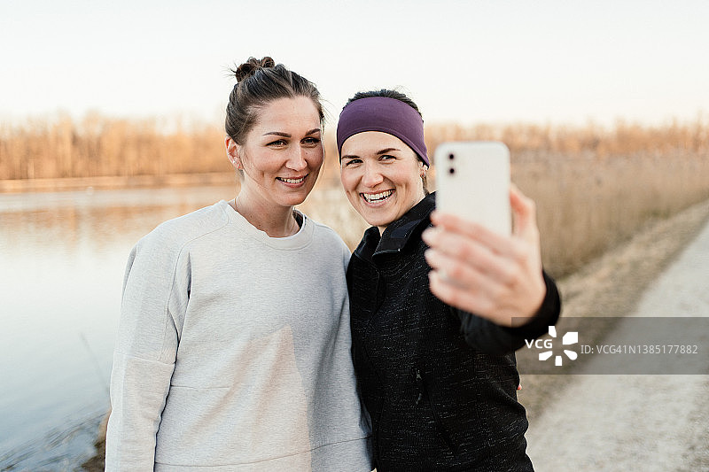 两个朋友在春季跑步锻炼后自拍图片素材