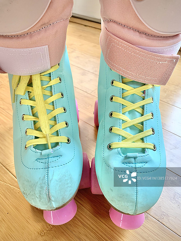 蓝绿色溜冰鞋图片素材