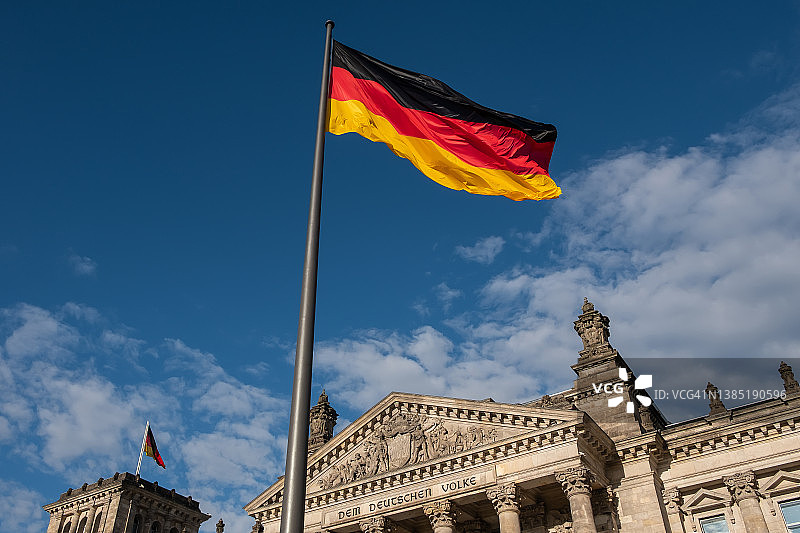 德国国会大厦和德国国旗（德国联邦议院，柏林/德国）图片素材