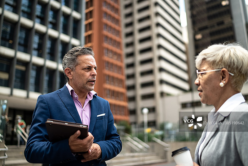 同事们在街上边走边聊图片素材