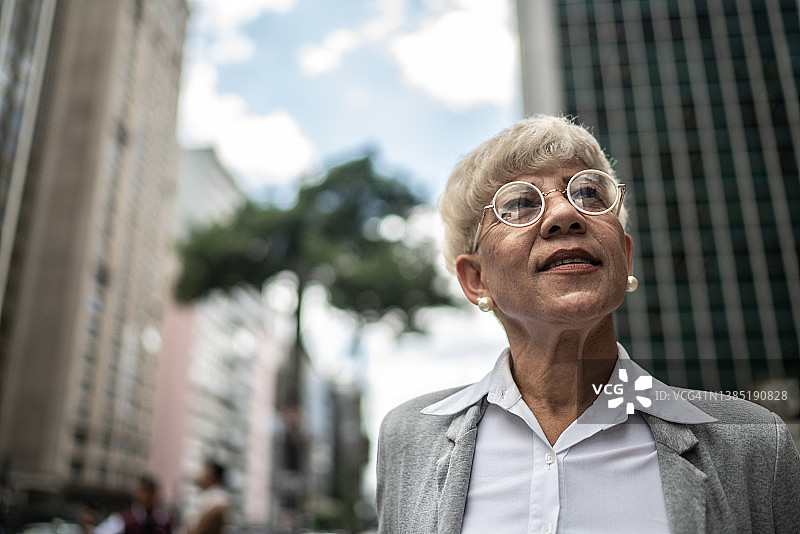 沉思的中年妇女在街上图片素材