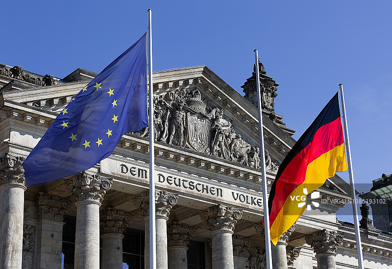 德国国旗和欧盟旗帜与柏林国会大厦西门图片素材
