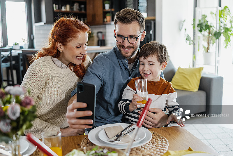 幸福的一家人在桌旁自拍图片素材