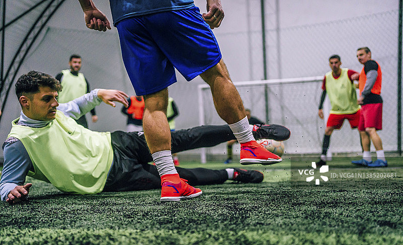 足球运动员试图阻止对手进球图片素材