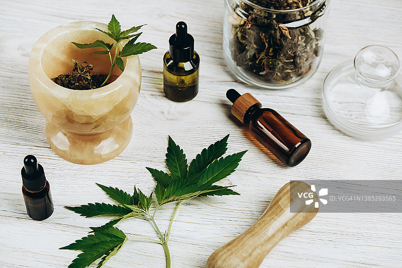 玻璃瓶中的干燥大麻和CBD油图片素材