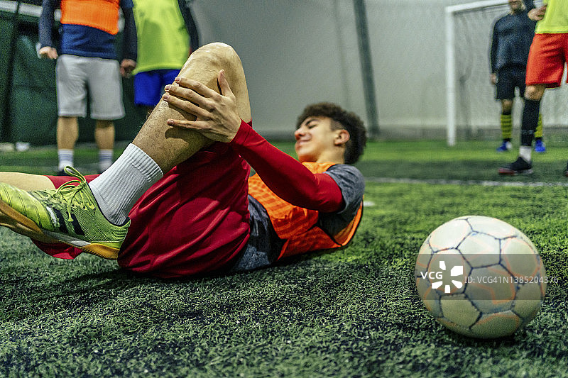 足球运动员在比赛中受伤图片素材