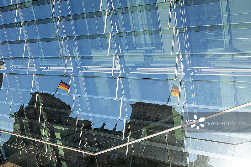 德国国会大厦在玻璃幕墙上的倒影图片素材