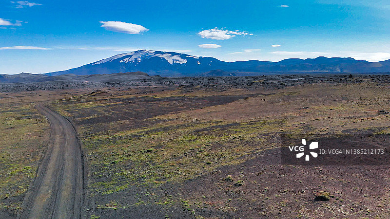 冰岛高地著名的兰德曼纳劳卡地区景观：绿色熔岩地和山脉，无人机航拍视角图片素材