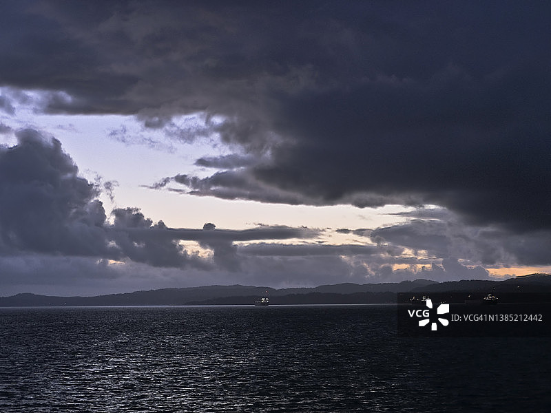 前方的暴风雨水域图片素材
