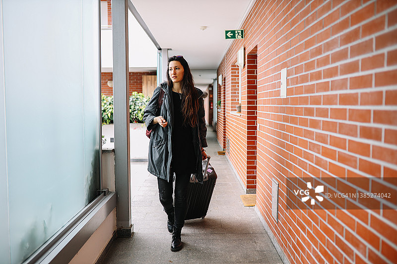 游客周末抵达出租房图片素材