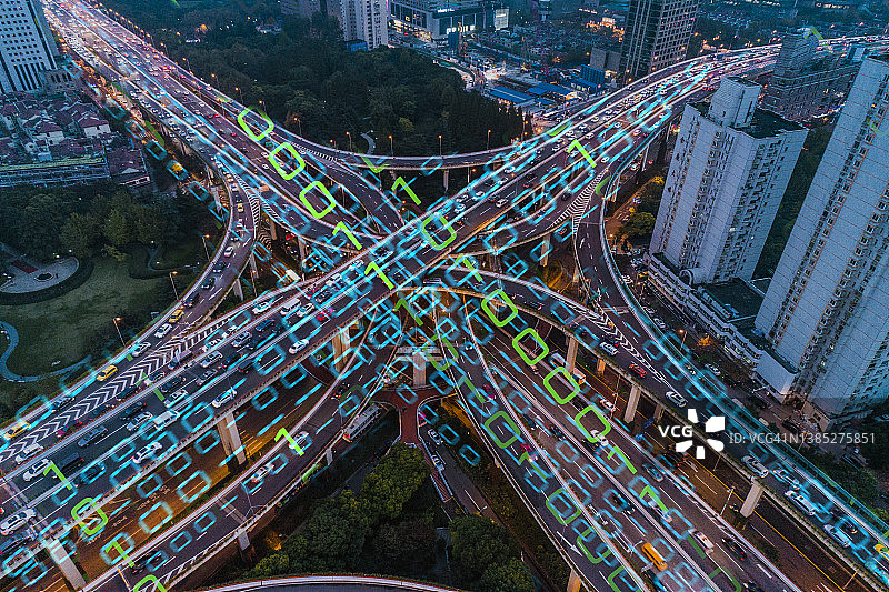 高架桥上流动的大城市数据，智慧城市概念图片素材