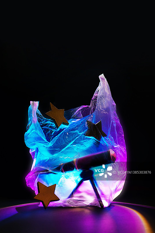 占星概念：透明购物袋中的望远镜和星星，星系摄影图片素材