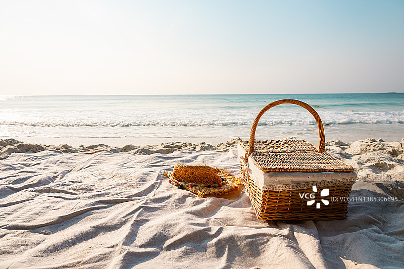 海边的野餐篮图片素材