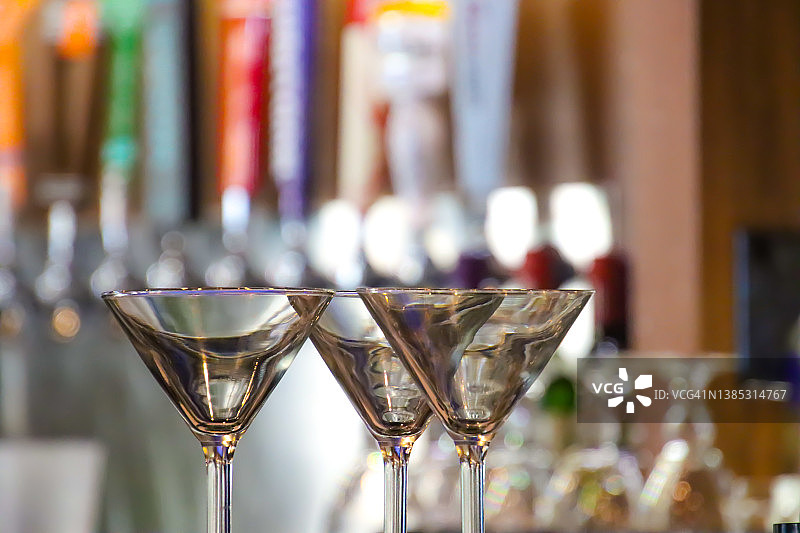 3个空的马提尼酒杯图片素材