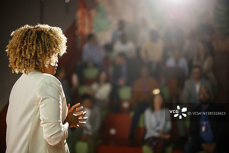 会议演讲者在活动中演讲的背影图片素材