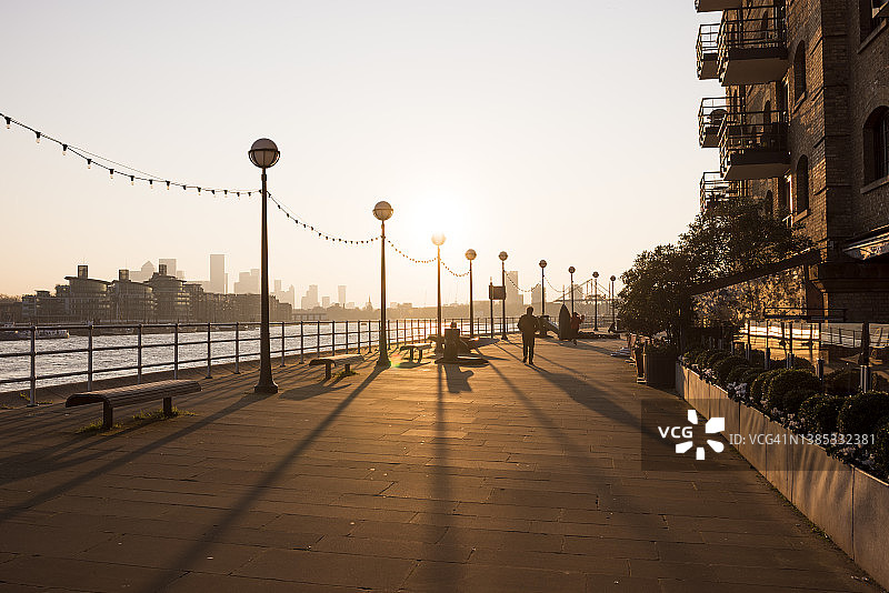 伦敦城市与泰晤士河畔的日出图片素材