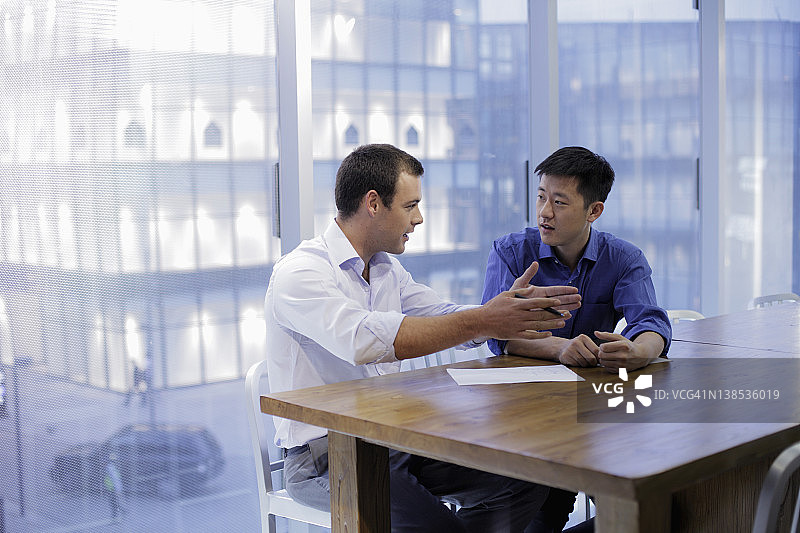 年轻男人在现代办公室开会图片素材