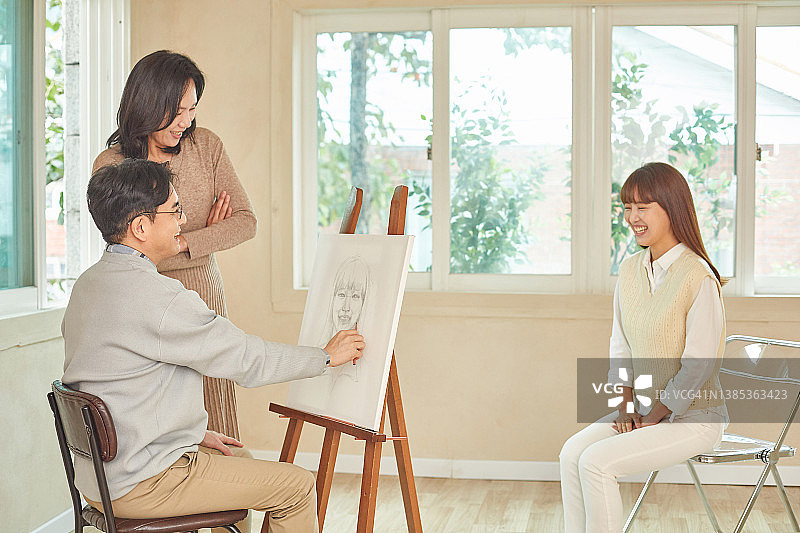 父亲绘制女儿的肖像图片素材