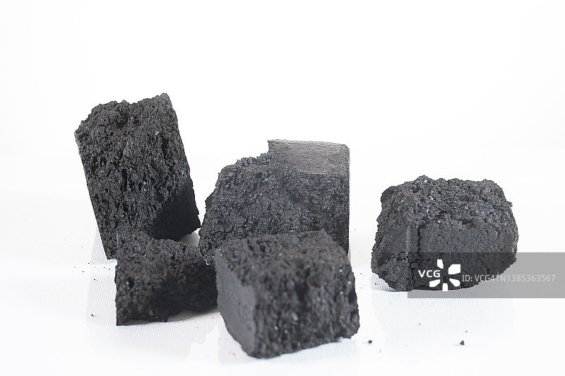白色表面上的几块煤图片素材