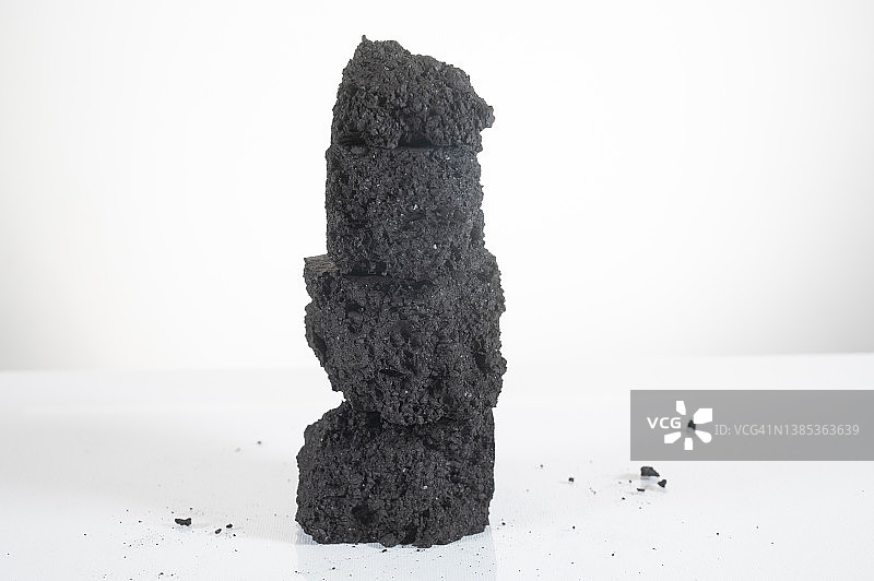 白色表面上的煤炭图片素材
