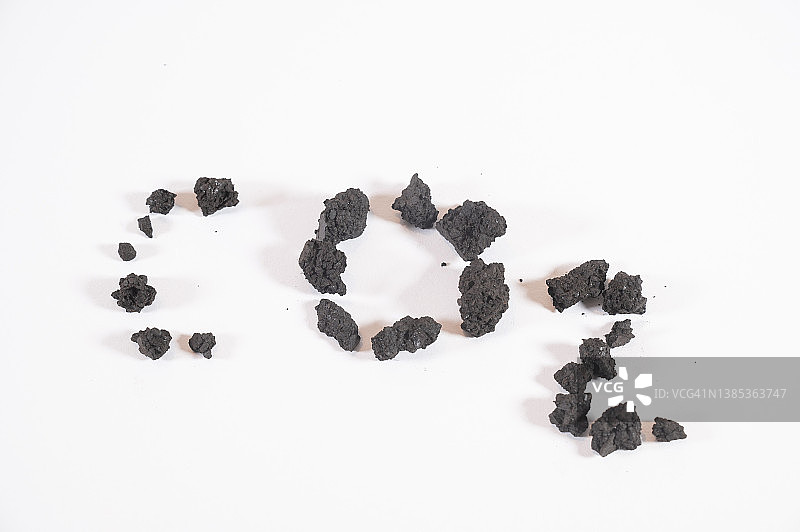 用小块煤炭书写的二氧化碳图片素材