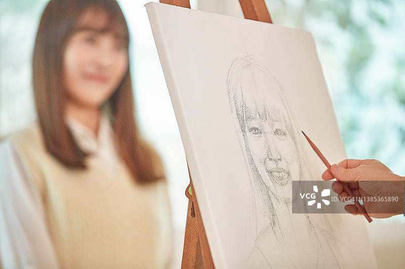 父亲绘制女儿的肖像图片素材