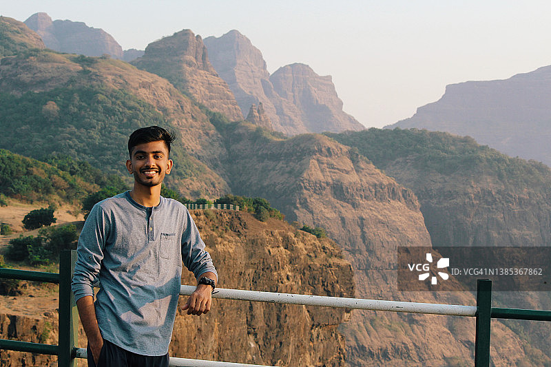 青少年站在悬崖边图片素材