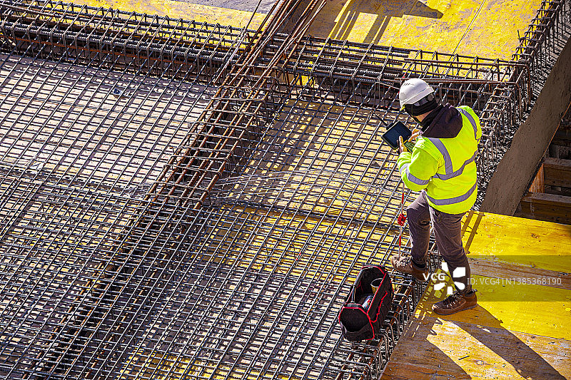 建筑工地上的测量员图片素材