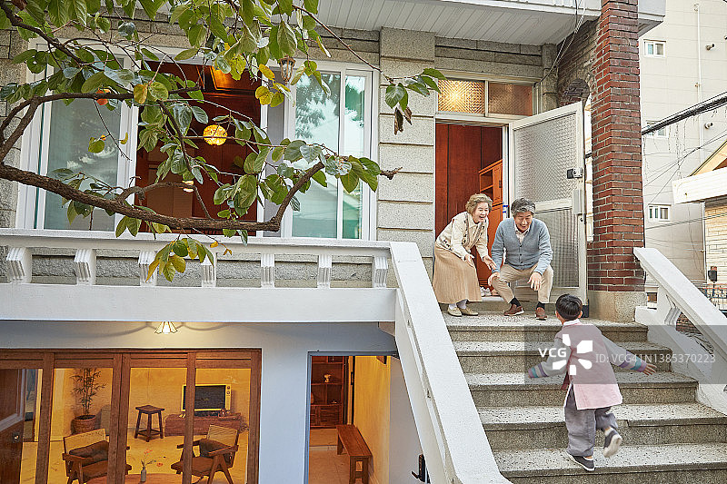 一家人拜访祖父母家图片素材