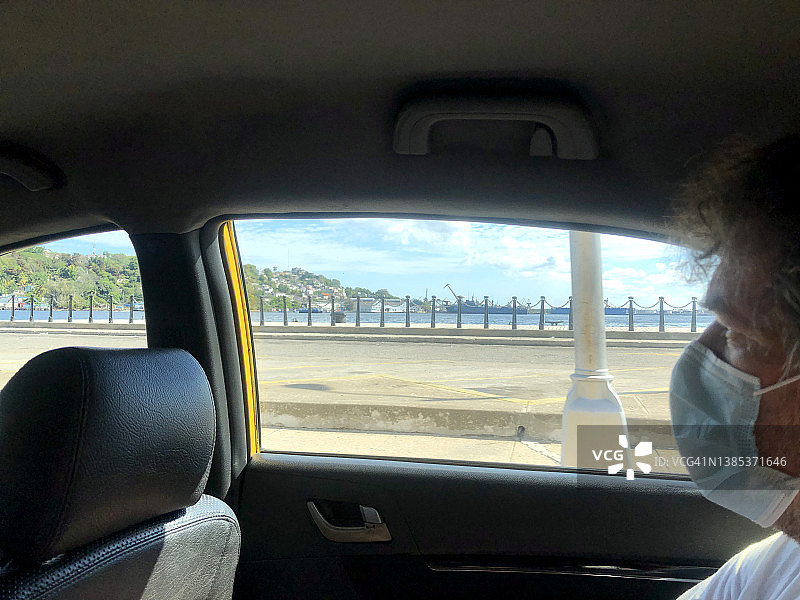 男人在古巴乘坐出租车图片素材